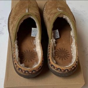 Uggs women’s comfortable shoes.